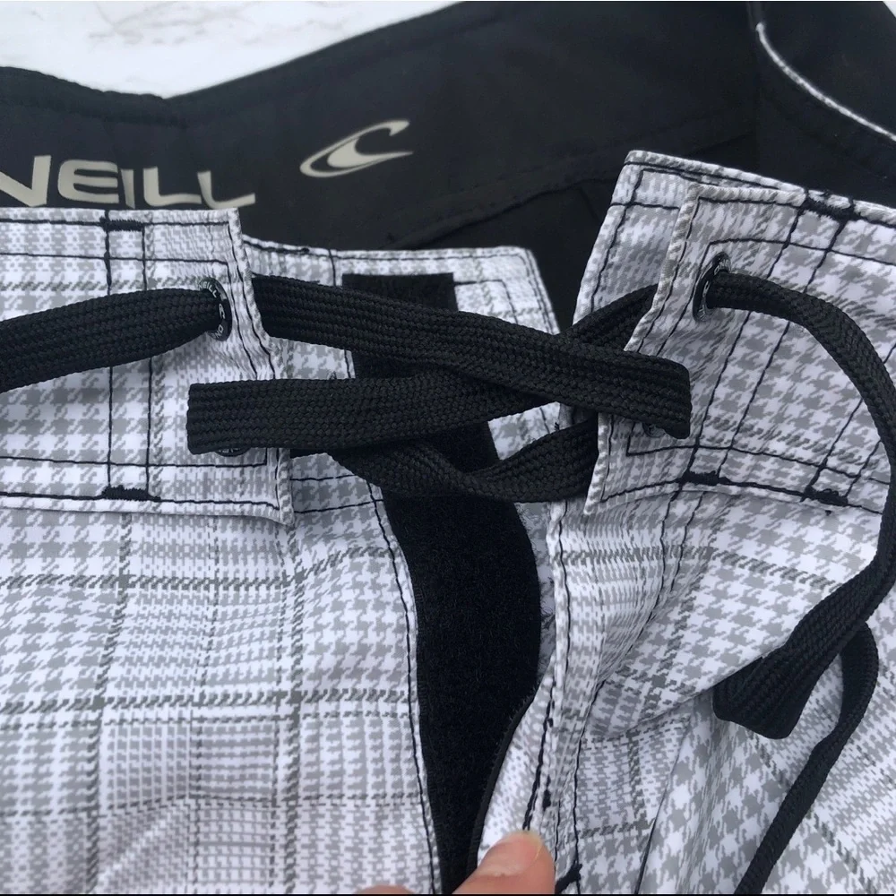 O’neill black and plaid men’s swim board shorts size 28
